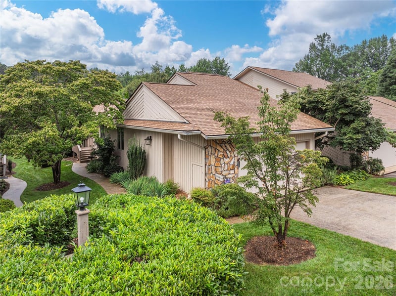 121 Deerlake Drive, Asheville, NC - 3 beds, 2 baths, 1,674 sqft - $440,000