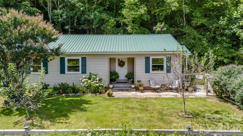 1772 NC 9 Highway, Black Mountain, NC - 3 beds, 1 bath, 1,143 sqft - $350,000