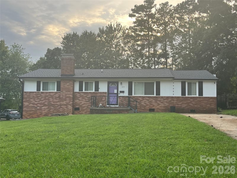 325 Glenwood Drive, Mooresville, NC - 3 beds, 1.5 baths, 1,404 sqft - $320,000