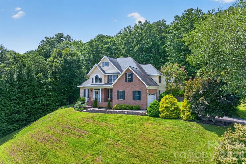 7940 Oakmont Court, Hickory, NC - 4 beds, 3 baths, 2,504 sqft - $450,000