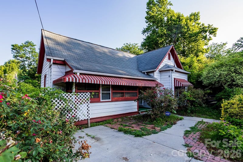 91 Clingman Avenue, Asheville, NC - 3 beds, 1.5 baths, 1,894 sqft - $390,000