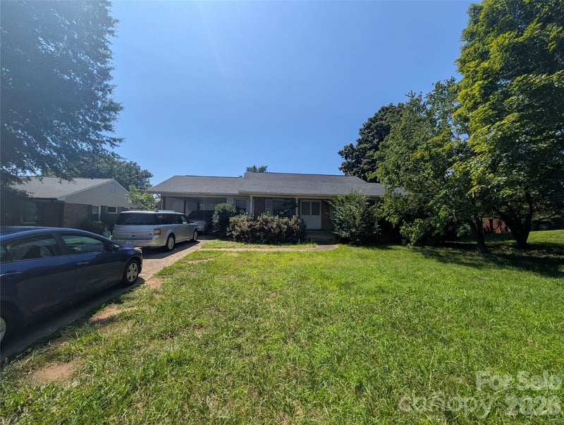 2103 2nd Avenue NW, Hickory, NC - 3 beds, 2 baths, 1,337 sqft - $220,000