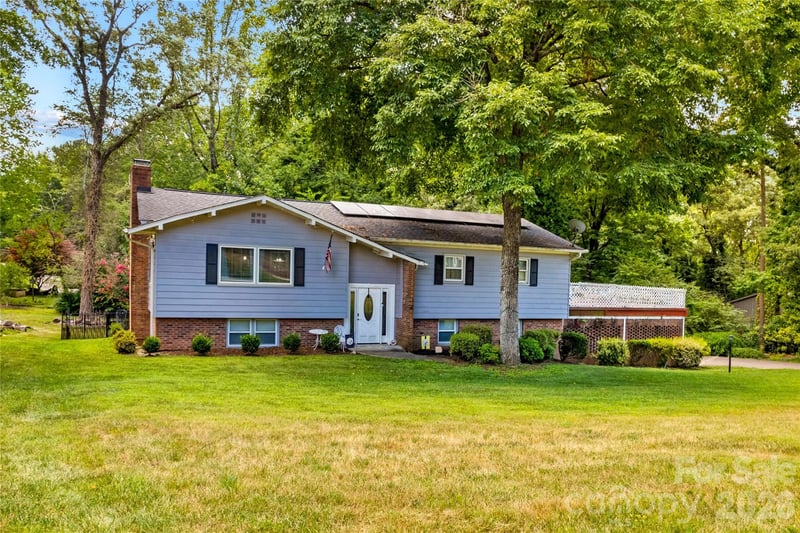 1130 24th Avenue Place NE, Hickory, NC - 3 beds, 2.5 baths, 2,495 sqft - $328,500