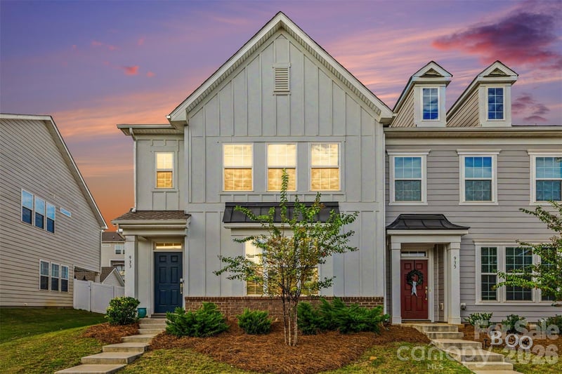 933 Cobbled Way, Fort Mill, SC - 3 beds, 2.5 baths, 2,572 sqft - $415,000