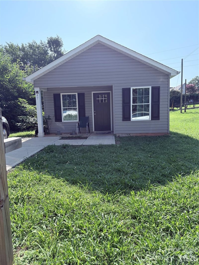 47 14th Street SE, Hickory, NC - 2 beds, 1 bath, 749 sqft - $185,000