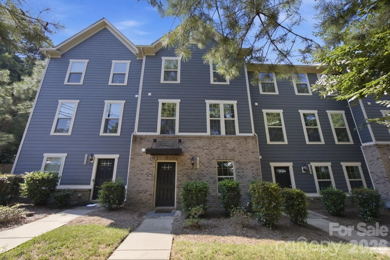 1321 Queen Lyon Court, Charlotte, NC - 4 beds, 3.5 baths, 2,068 sqft - $530,000