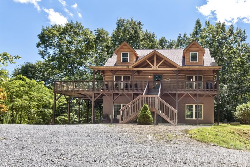 153 Tall Oaks Drive, Maggie Valley, NC - 3 beds, 3.5 baths, 2,756 sqft - $649,900