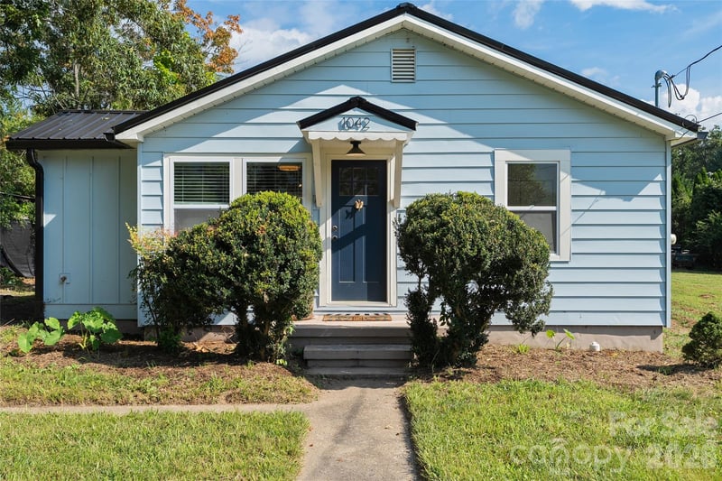 1042 W Old US 70 Hwy Highway, Black Mountain, NC - 2 beds, 1 bath, 808 sqft - $305,000