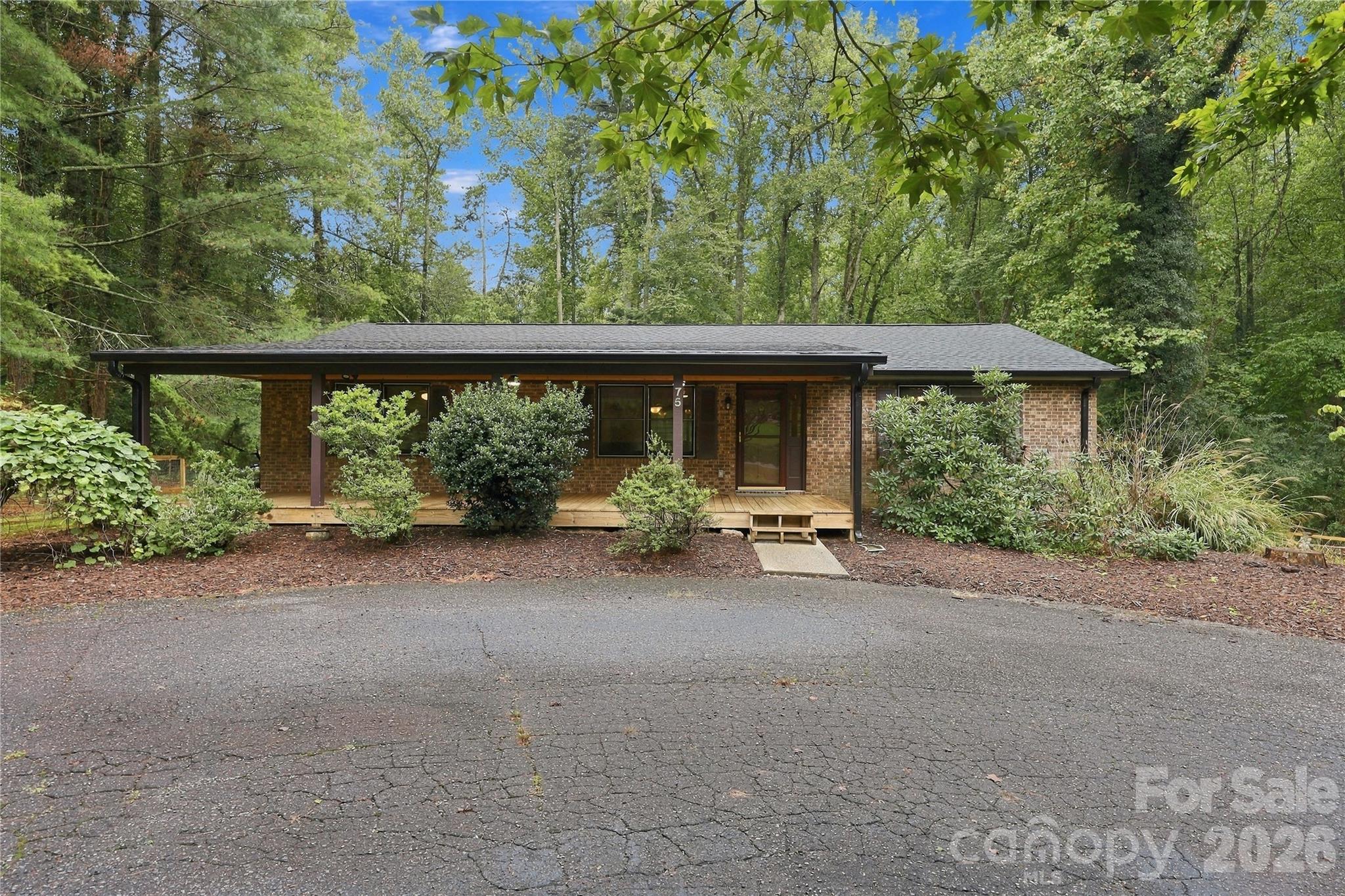 75 Crosswick Ln, Hendersonville, NC 28739. property listing photo