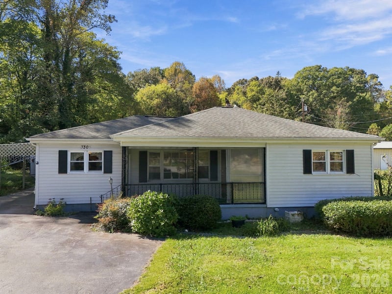 3305 Spartanburg Highway, Flat Rock, NC - 3 beds, 2 baths, 1,666 sqft - $325,000