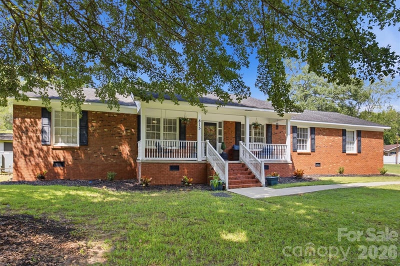 815 Lakeside Circle, Lancaster, SC - 3 beds, 2 baths, 1,712 sqft - $285,000