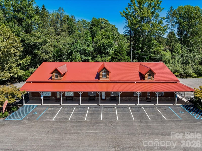 271 Old Barn Road, Hendersonville, NC - 3 baths - $1,195,000