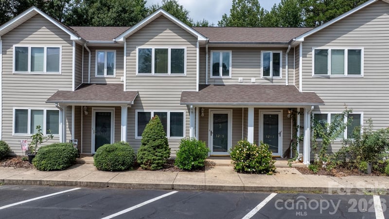 3245 White Oak Court, Claremont, NC - 2 beds, 1.5 baths, 1,109 sqft - $195,000