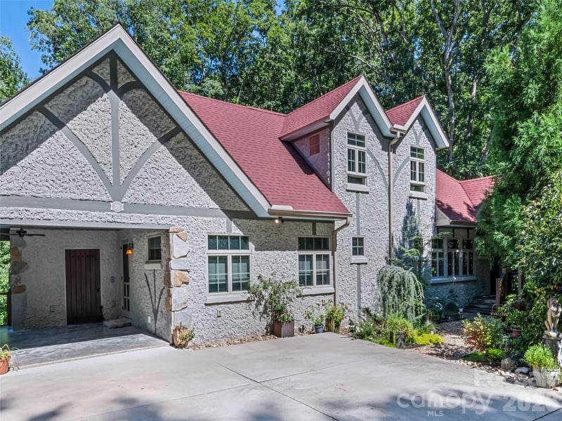 379 Holston Village Road, Waynesville, NC - 3 beds, 3 baths, 3,678 sqft - $820,000