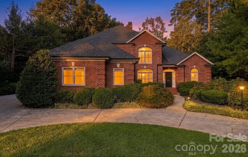 1515 8th Street NW, Hickory, NC - 4 beds, 4.5 baths, 3,804 sqft - $749,900