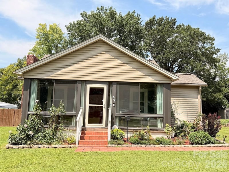 605 Peach Street, Kannapolis, NC - 2 beds, 1 bath, 1,012 sqft - $225,000