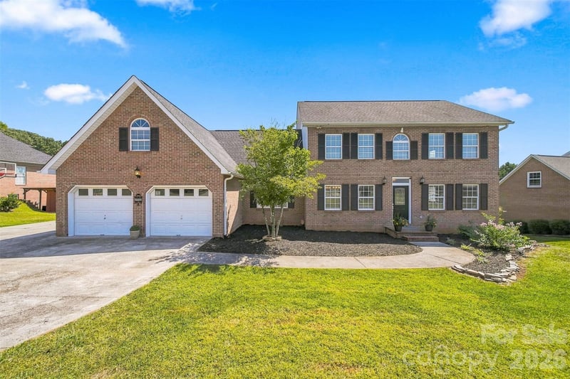 4948 Betty Drive NE, Hickory, NC - 5 beds, 4.5 baths, 3,561 sqft - $599,999