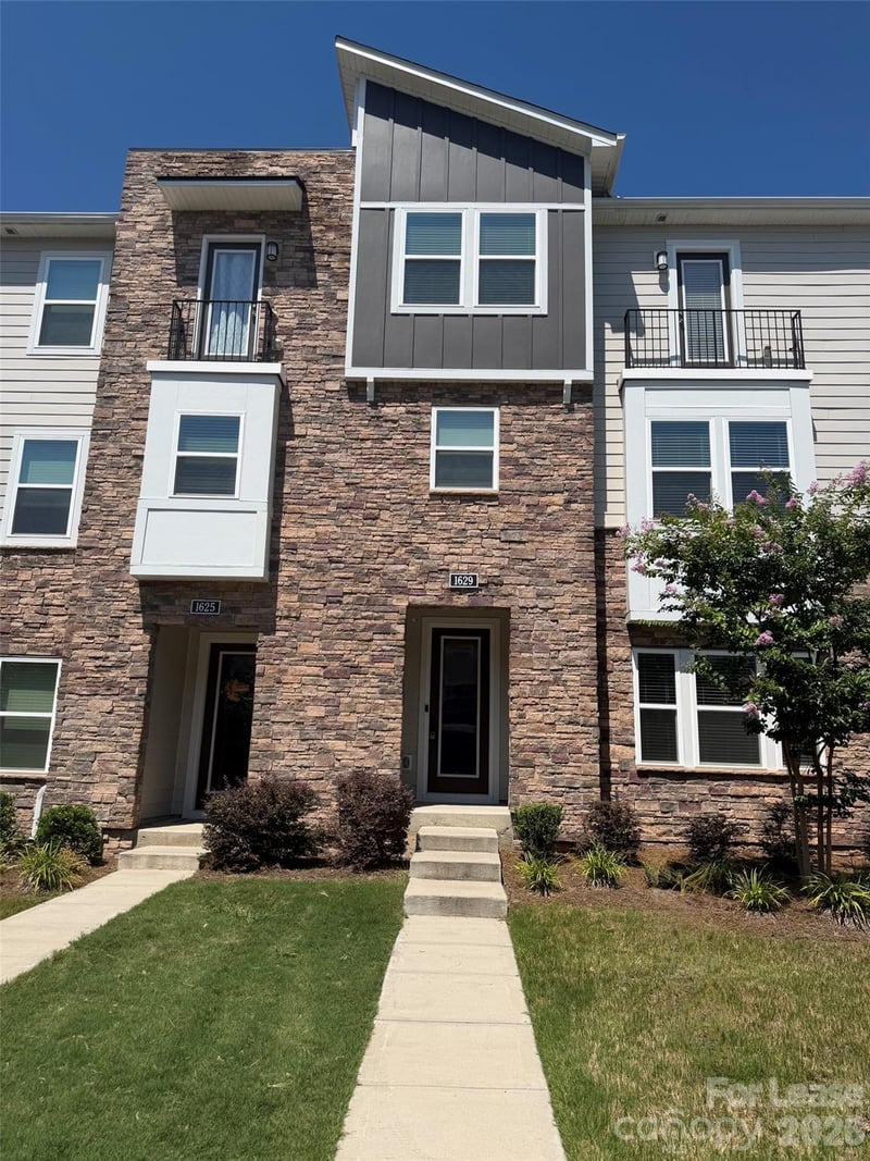 1629 Unison Drive, Charlotte, NC - 4 beds, 3.5 baths, 2,398 sqft - $2,800