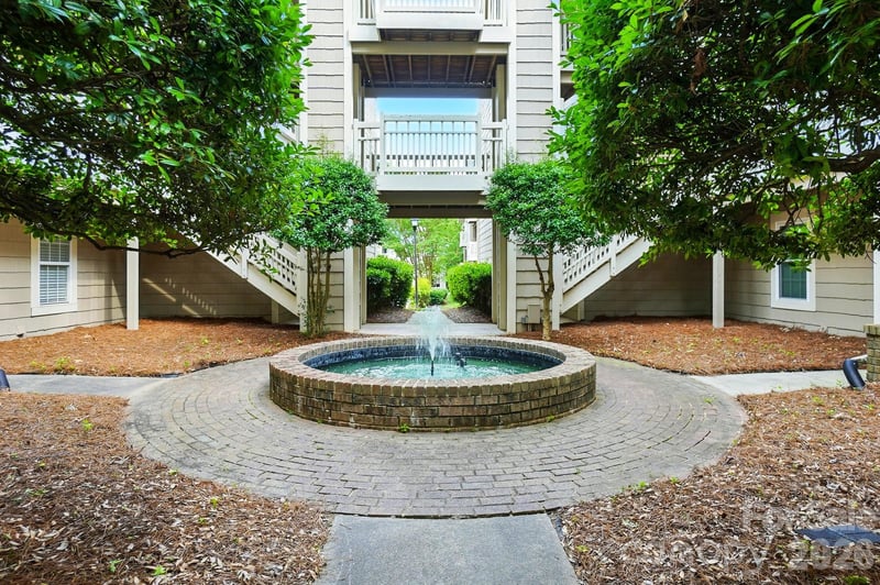 5007 Sharon Road R, Charlotte, NC - 2 beds, 2 baths, 989 sqft - $329,000