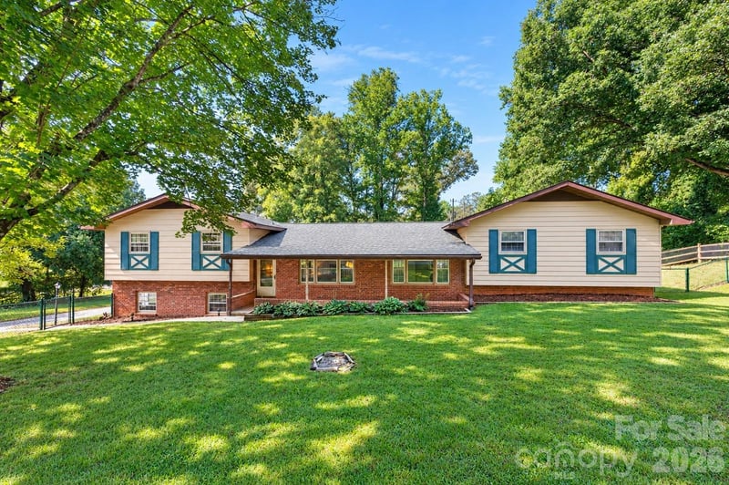2 Independence Boulevard, Asheville, NC - 5 beds, 3 baths, 1,972 sqft - $579,000