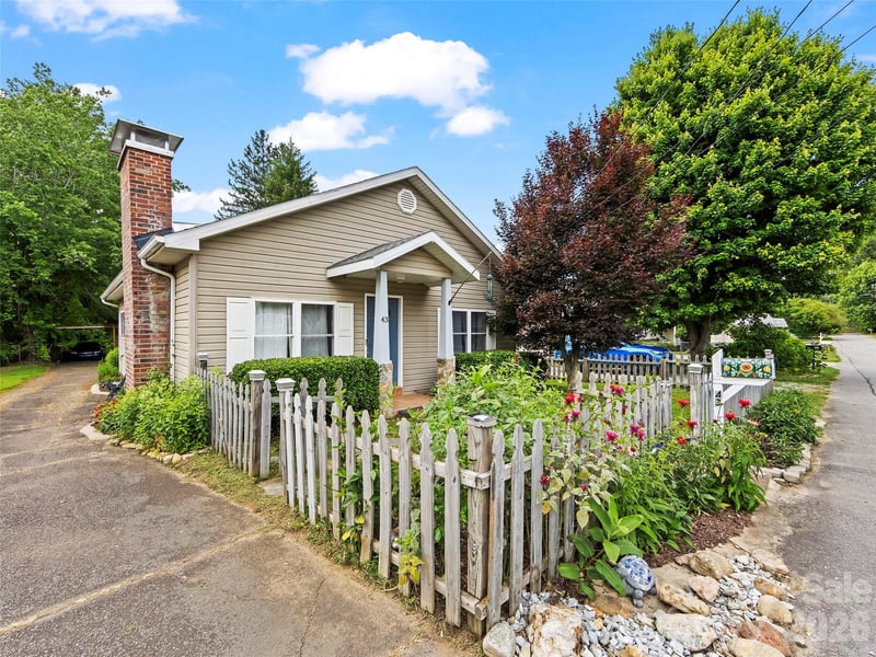 43 Avery Street, Waynesville, NC - 3 beds, 1 bath, 1,304 sqft - $320,000