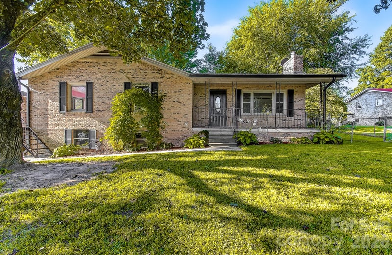 1371 Jackson Loop Road, Flat Rock, NC - 3 beds, 2 baths, 1,357 sqft - $400,000