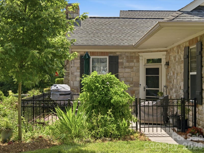 868 Ledgestone Court, Tega Cay, SC - 3 beds, 2.5 baths, 1,874 sqft - $400,000