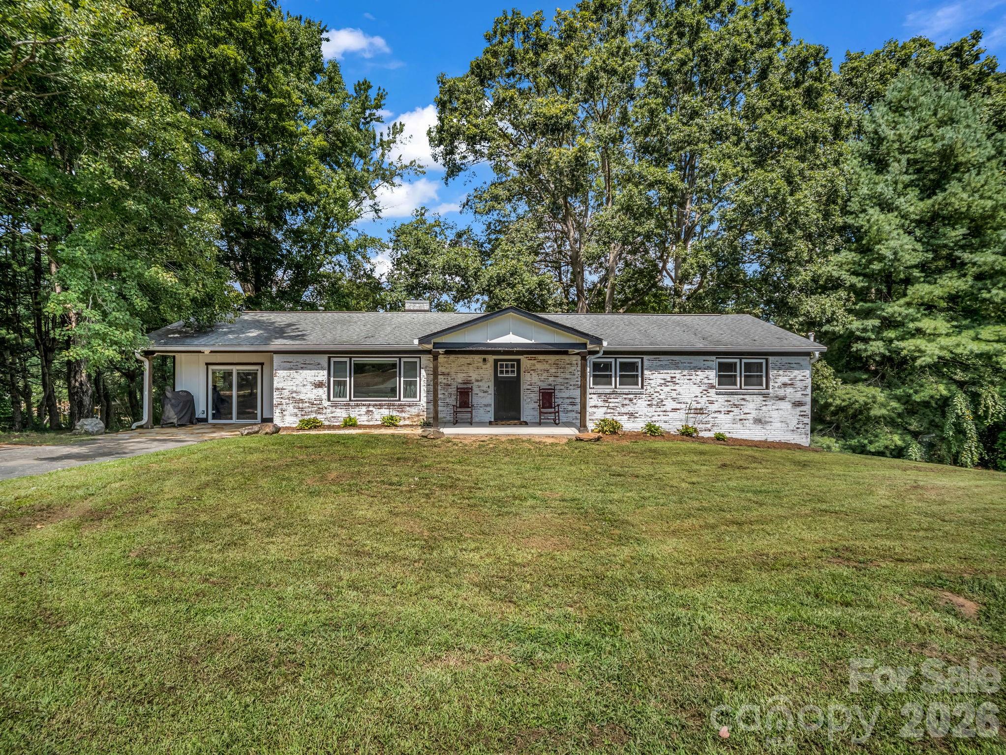 3208 Florida Dr, Hendersonville, NC 28792. property listing photo