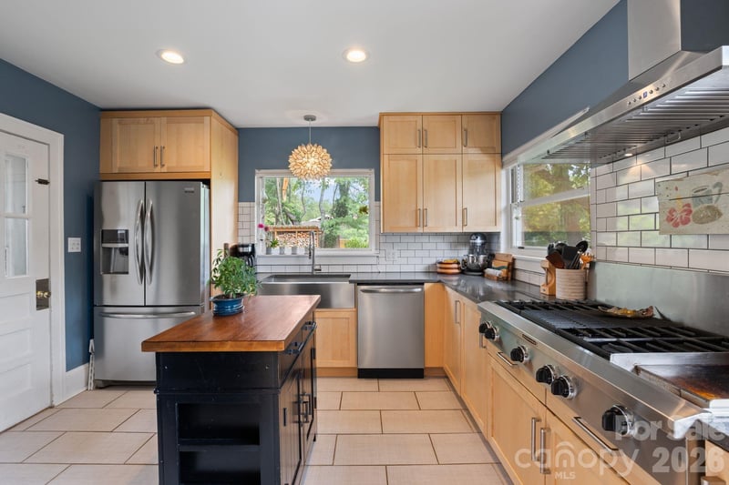 348 Beaucatcher Road, Asheville, NC - 4 beds, 3.5 baths, 1,590 sqft - $674,900