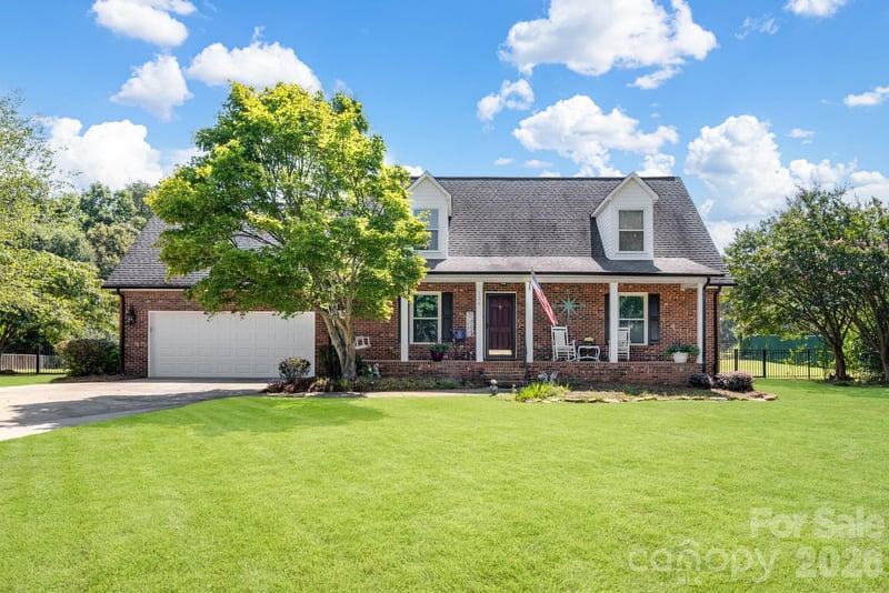126 Fox Fire Run, Gastonia, NC - 3 beds, 2.5 baths, 2,125 sqft - $395,000