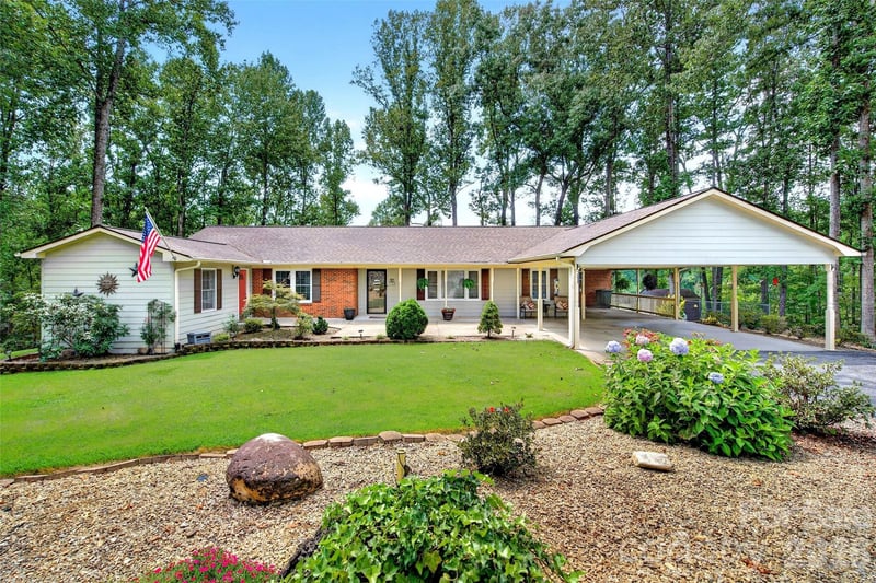 146 Cobblestone Drive, Marion, NC - 3 beds, 3.5 baths, 2,757 sqft - $459,000