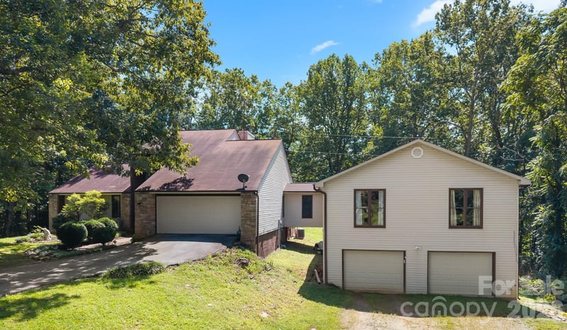 40 Country Bear Lane, Flat Rock, NC - 4 beds, 3 baths, 1,882 sqft - $599,900