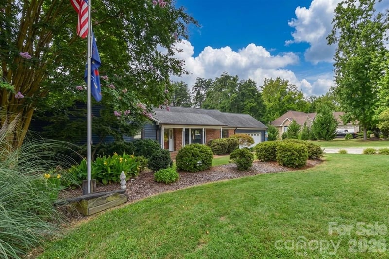 127 Fairway Drive, Mooresville, NC - 3 beds, 2 baths, 2,164 sqft - $599,777