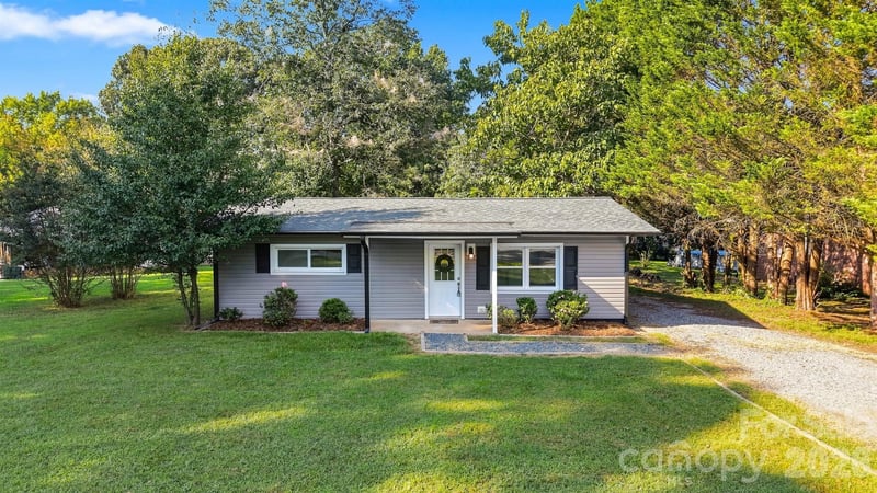 2938 11th Avenue SW, Hickory, NC - 2 beds, 1 bath, 900 sqft - $204,900