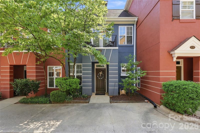 942 Hawthorne Bridge Court, Charlotte, NC - 2 beds, 1.5 baths, 912 sqft - $390,000