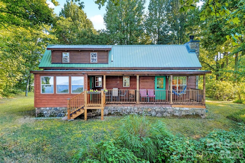 10 Camp Elliott Road, Black Mountain, NC - 2 beds, 1.5 baths, 1,000 sqft - $475,000