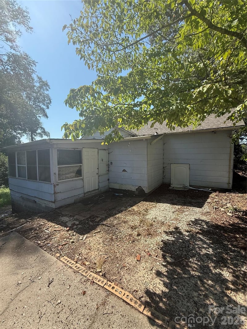 1516 N Aspen Street, Lincolnton, NC - 2 beds, 1 bath, 1,034 sqft - $200,000