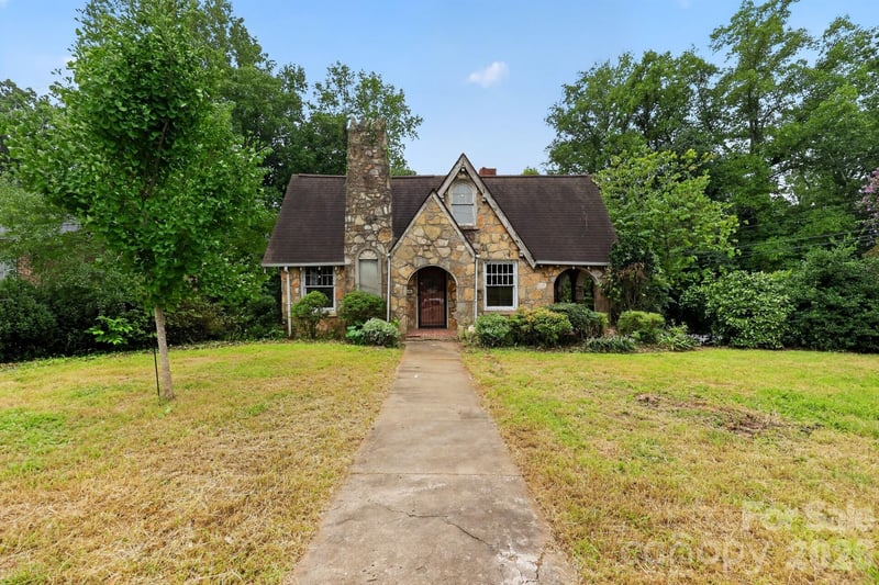 506 5th Avenue SE, Hickory, NC - 3 beds, 2.5 baths, 2,379 sqft - $199,910