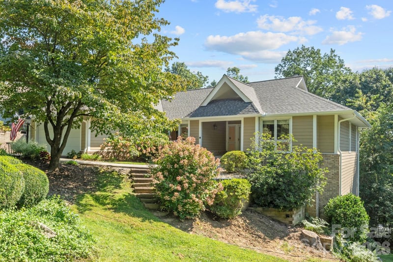 324 DAWNBROOK Drive, Flat Rock, NC - 4 beds, 3 baths, 2,951 sqft - $679,000