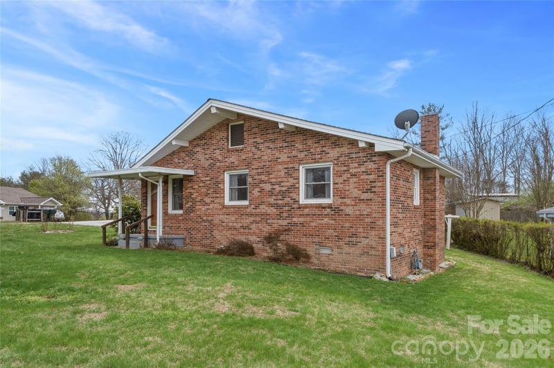 429 Jack Street, Hendersonville, NC - 3 beds, 1 bath, 856 sqft - $280,000