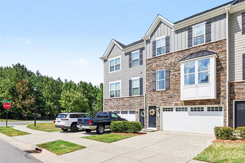 409 Lahinch Drive, Tega Cay, SC - 3 beds, 2.5 baths, 2,054 sqft - $418,600