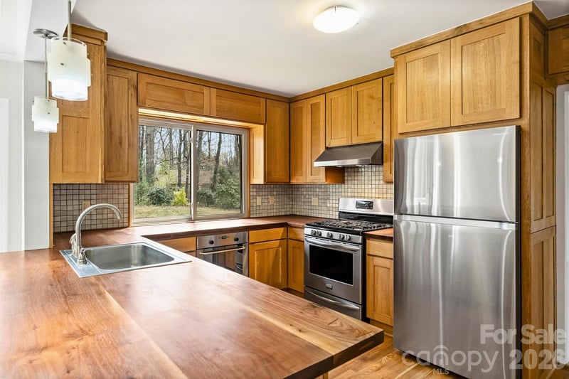 9436 Glen Brook Drive, Charlotte, NC - 3 beds, 2 baths, 2,071 sqft - $475,000