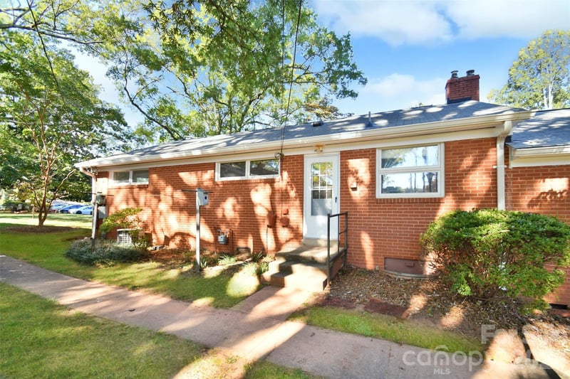 4547 Woodlark Lane, Charlotte, NC - 3 beds, 1.5 baths, 962 sqft - $265,000