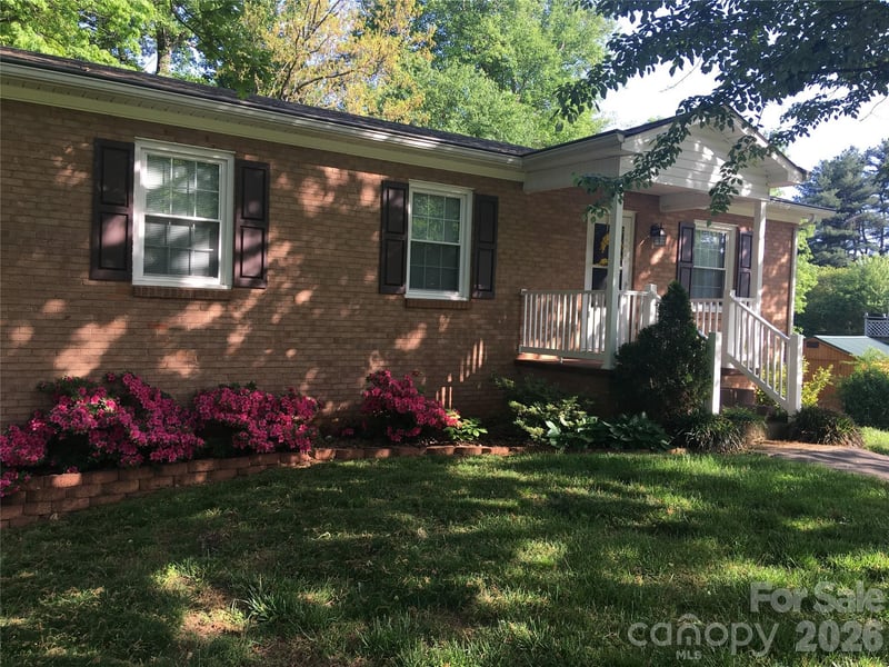 192 Heritage View Road, Hickory, NC - 3 beds, 1.5 baths, 931 sqft - $240,000