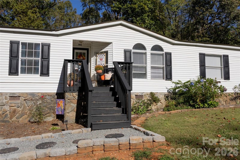 140 High Ridge Circle, Maiden, NC - 3 beds, 2 baths, 1,615 sqft - $225,000