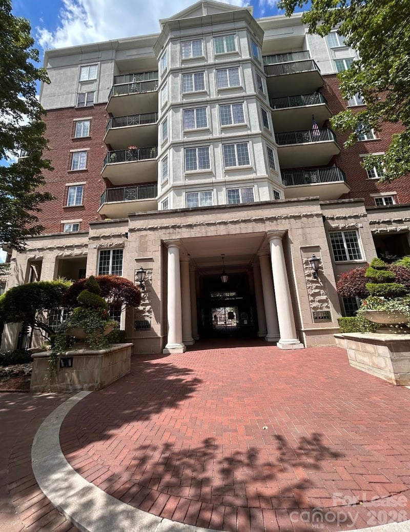 300 W 5th Street Apt 250, Charlotte, NC - 1 bath - $1,950/mo