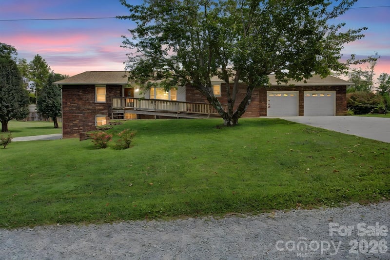 230 Blythewood Drive, Hendersonville, NC - 3 beds, 3 baths, 2,274 sqft - $480,000