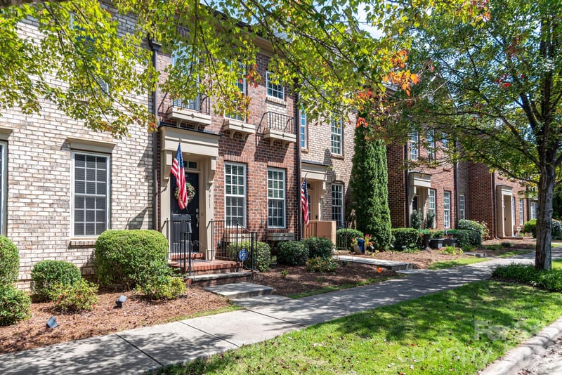 19911 Lamp Lighters Way, Cornelius, NC - 2 beds, 2.5 baths, 1,184 sqft - $349,000