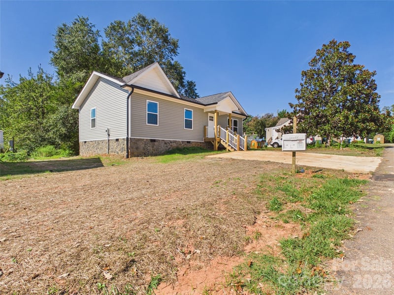210 22nd Avenue Place NE, Hickory, NC - 3 beds, 2 baths, 1,092 sqft - $239,900