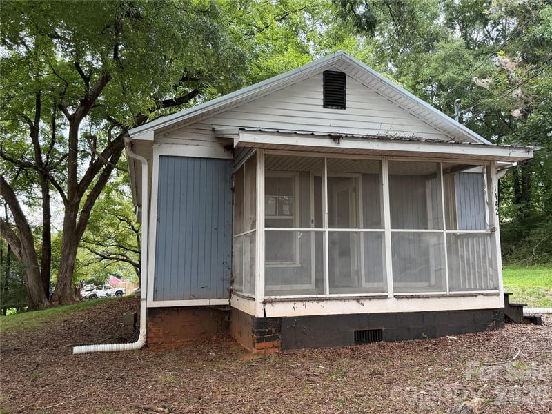1442 School Street, Statesville, NC - 2 beds, 1 bath, 708 sqft - $96,000